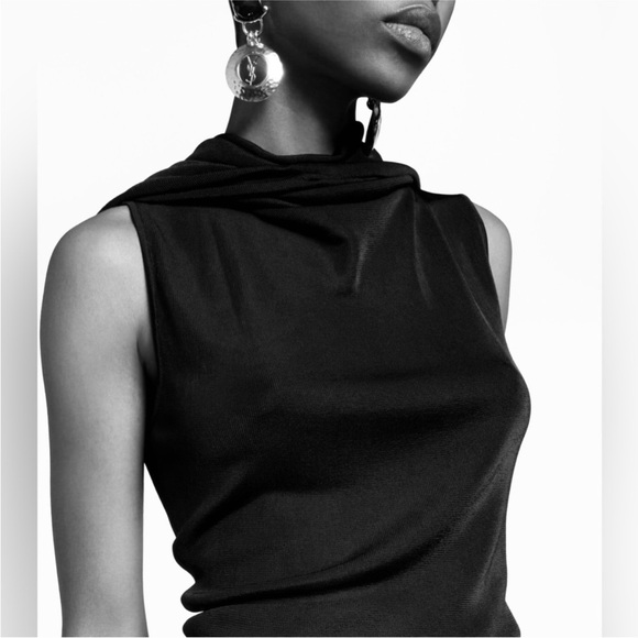 Yves Saint Laurent Sleeveless Hooded Top in a Thin Ribbed Knit with a Cowl Neck. - Picture 4 of 8